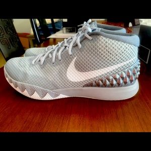 KYRIE 1 'WOLF GREY'